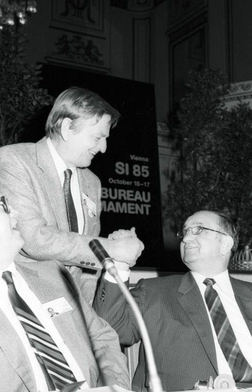 Der schwedische Premierminister Olof Palme (l.) mit Fred Sinowatz.