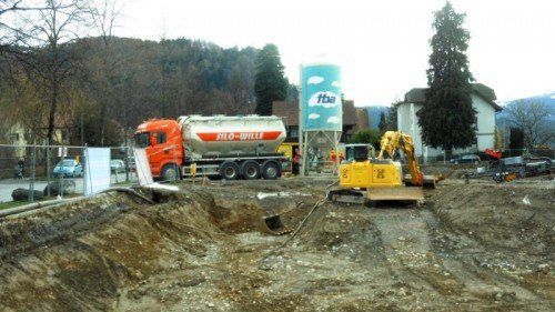 Die Aushubarbeiten für drei Baukörper beim Bregenzer Brändle-Park sind im Gange. Die Wohnungen sollen bis Ende 2017 fertig werden.