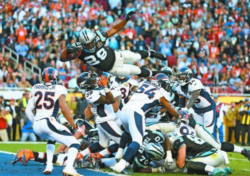 Die Defense der Broncos sorgte dafür, dass Superstar Peyton Manning (r.) am Ende die Vince-Lombardi-Trophy hochhalten konnte.