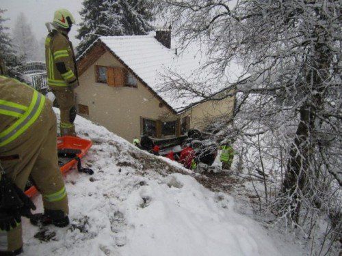 Die Frau stürzte oberhalb des Ferienhauses über eine Böschung ab.