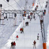 Bub am Lift fast stranguliert