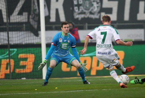 Doppeltorschütze Philipp Schobesberger bezwingt Sturm-Goalie Michael Esser ein erstes Mal.