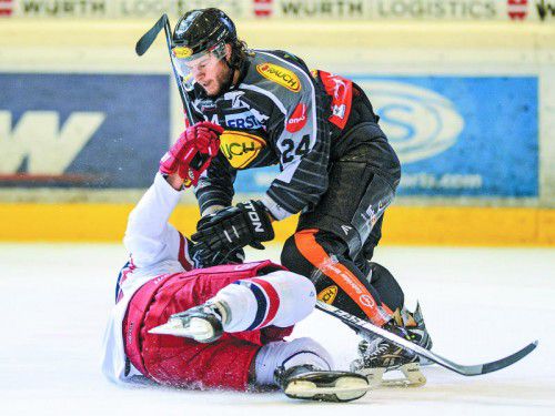 Dornbirn-Verteidiger Michael Caruso hat sich des Salzburg-Stürmers Per Ledin angenommen.