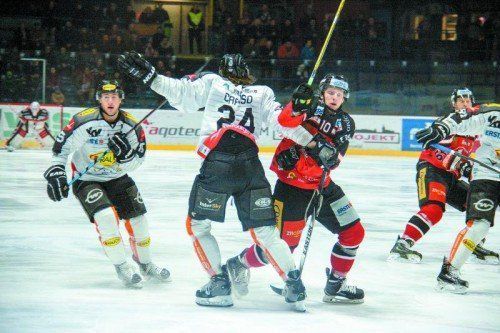 Dornbirn-Verteidiger Michael Caruso versucht Znojmo-Angreifer David Bartos zu stoppen.