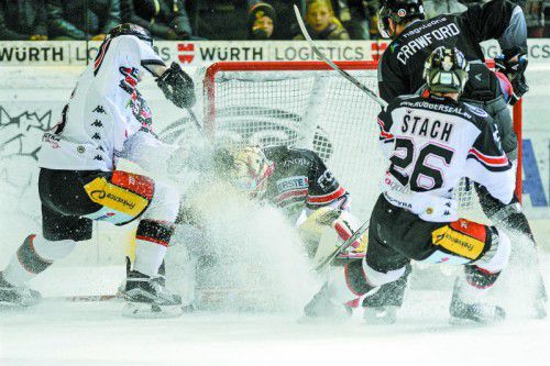 Dornbirn-Verteidiger Nick Crawford taucht vor dem Znojmo-Tor auf, da müssen Antonin Boruta, Patrik Nechvata und Lubomir Stach eingreifen.