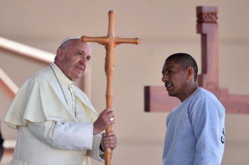 Ein Gefängnisinsasse schenkt in Ciudad Juarez dem Papst ein selbst gemachtes Kreuz.