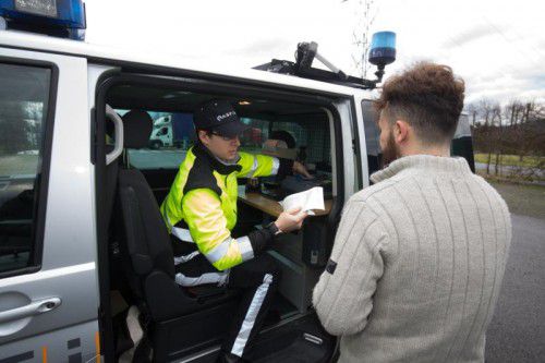 Entweder per Post auf der Windschutzscheibe, oder im direkten Kontakt mit dem Kunden: Die Asfinag bestraft Vignettensünder. Fotos: VN/Hartinger