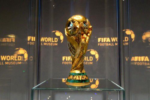 Eröffnet: Im neuen Fußball-Museum in Zürich ist auch der Weltmeister-Pokal ausgestellt.