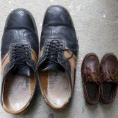 Vier Paar Schuhe für die größten Füße der Welt