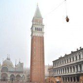Engelsflug läutet den Karneval in Venedig ein