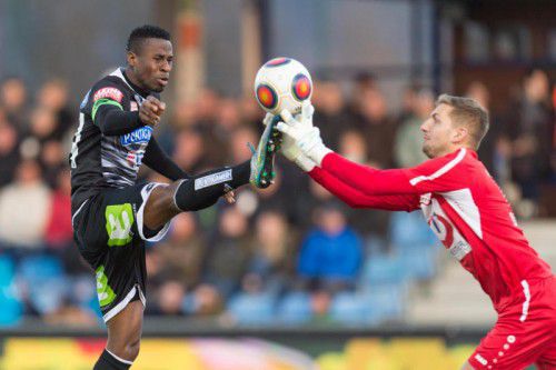 Andreas Lukse (r. im Bild gegen Osagie Bright Edomwonyi) plagte diese Woche ein Pferdekuss.