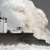 16 Meter hohe Wellen in England
