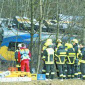Schreckliches Zugunglück in Bayern kostet mindestens zehn Menschen das Leben