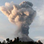 Tungurahua spuckt Rauch und Asche
