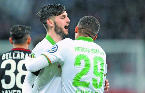 Florian Grillitsch (l.) jubelt über seinen Treffer zum 3:1.