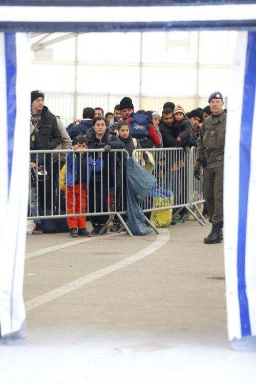 Flüchtlinge warten in Spielfeld. Wenn der Grenzübergang voll in Betrieb ist, soll Kärnten wieder entlastet werden.