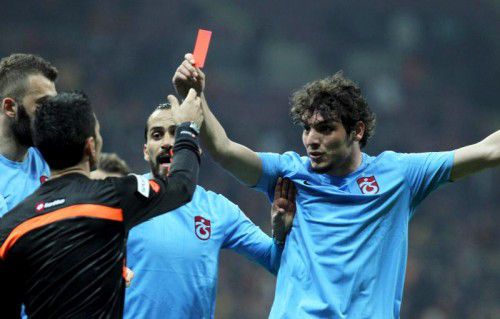 Fühlte sich vom Schiedsrichter benachteiligt und zückte die Rote Karte: Trabzonspor-Rechtsverteidiger Salih Dursun.