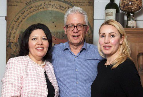 Gastgeberin Irina Abramova (l.) mit Karl Heinz Steiner (Zima) und Choreografin Nadeschda Voronina-Steiner