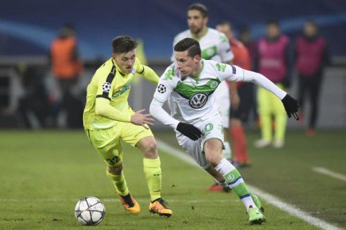Gents Mittelfeldspieler Thomas Foket (l.) kann Julian Draxler nicht vor dessen ersten Treffer stoppen.