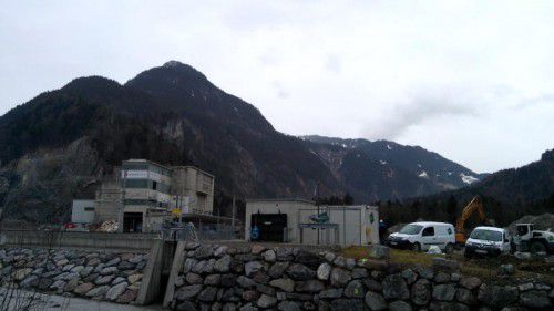 Im Gebäude links ist die Firma Böhler zugange, rechts wird das Gelände für die LCS Holding baufertig adaptiert.