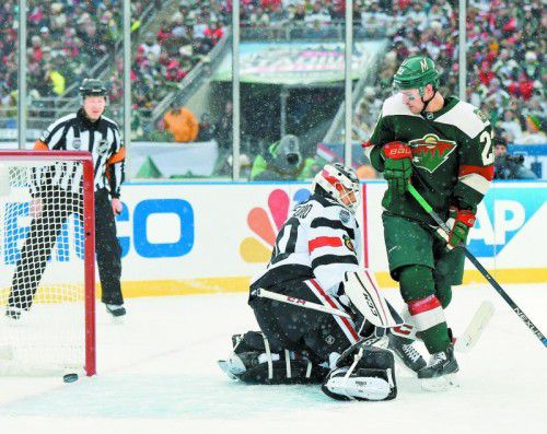 Im richtigen Moment an der richtigen Stelle: Thomas Vanek lenkt den Puck zum 2:0 für Minnesota ins Chicago-Tor ab.