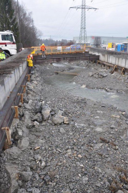 Im Sommer soll die neue Brücke freigegeben werden.
