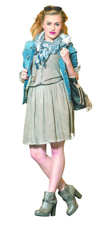 Ines Böhm in einem Frühlingsoutfit von Charles Vögele in Dornbirn: Jeansjacke (59,99 €), Kleid (39,99 €), Tasche (32,99 €) sowie Schal (12,99 €) und Sonnenbrille (12,95 €).