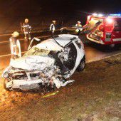 Autofahrer bei Frontalkollision lebensgefährlich verletzt