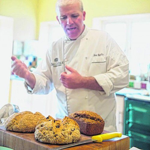 Joe Kelly erklärt die Zubereitung von irischem Soda Bread.