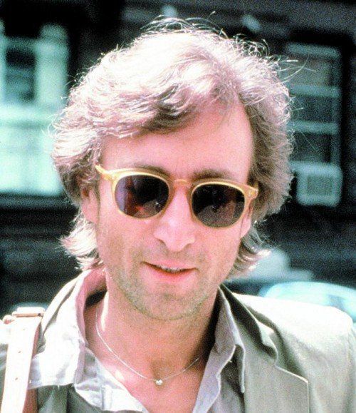John Lennons Haarlocke wurde um 35.000 Dollar versteigert.