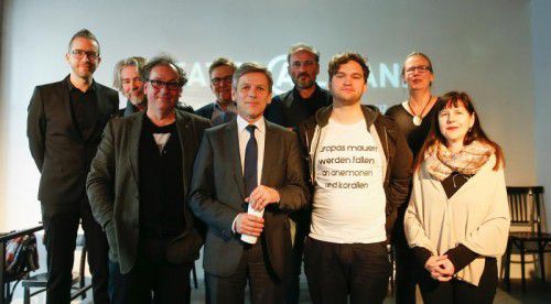 Kulturminister Ostermayer mit Robert Pienz, Salzburg, Autor Thomas Köck, Edith Draxl, Graz (vorne), sowie Tomas Schweigen, Wien, Gerhard Lehner, Klagenfurt, Augustin Jagg, Bregenz, und Harald Gebhartl, Linz.