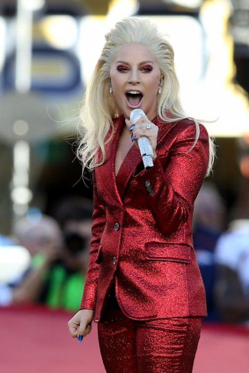 Lady Gaga hat die US-Nationalhymne gesungen.