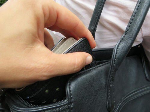 Langfinger-Alarm beim Einkaufen: Die Geldbörsen wurden allesamt aus Handtaschen gestohlen.