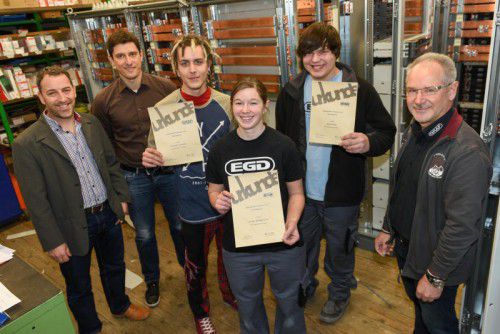 Lehrlinge Kerstin Wohlgenannt, Christoph Lassacher und Marcel Auer mit IM Ehgartner, Chef Fussenegger und Ausbilder Jäger. 