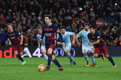 Lionel Messi schießt den Ball leicht nach vorne, Luis Suárez (r.) läuft in den Strafraum und vollendet den Elfmetertrick mit einem Torschuss.