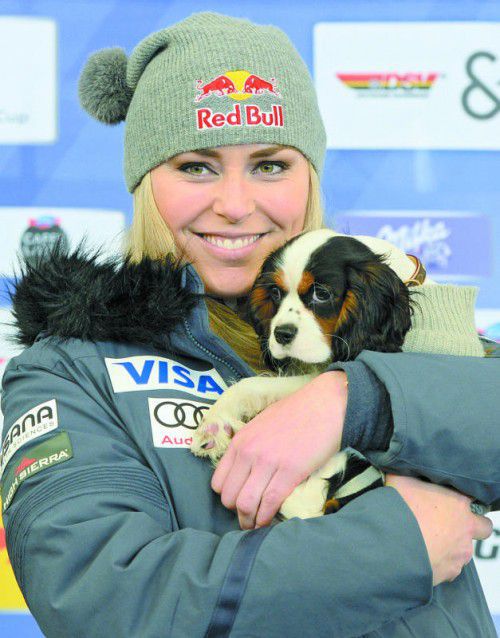 Lucy heißt der neue Liebling von Lindsey Vonn, der Vierbeiner durfte in Garmisch zum Interview mit auf die Bühne.