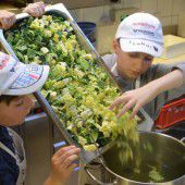 Kleine Köche kümmern sich um Kartoffeln