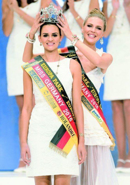 „Miss Germany 2016“, Lena Bröder (l.) bekommt von „Miss Germany 2015“, Olga Hoffmann (r.), das Krönchen aufgesetzt.