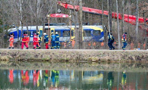 Mit schwerem Gerät versuchen Experten, die Bahnstrecke bei Bad Aibling wieder freizubekommen und die dritte Blackbox zu finden.