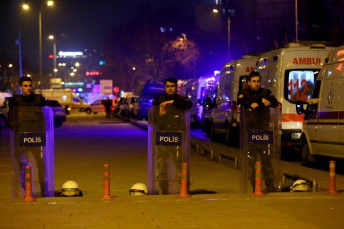 Nach der verheerenden Explosion riegelte ein Großaufgebot der Polizei den Unglücksort ab.