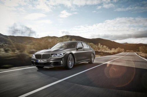 Neuer BMW M760Li xDrive ist bis zu 305 km/h schnell.