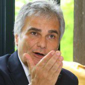 Warum sich Faymann trotz Scheiterns halten kann