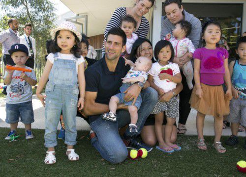 Novak Djokovic spendete 20.000 Dollar für eine gemeinnützige Stiftung für benachteiligte Kinder in Melbourne City.
