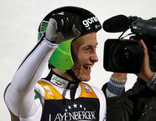 Peter Prevc bejubelt den Gewinn des Gesamt-Weltcups.