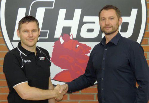 Petr Hrachovec (l.) mit Hard-Sportchef Thomas Huemer.