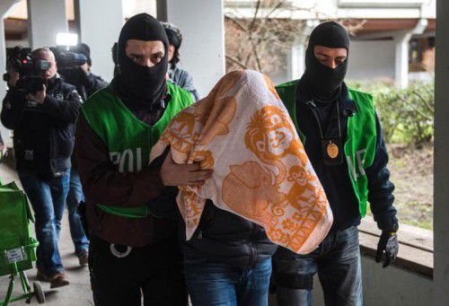 Polizisten verhaften einen Verdächtigen in Berlin. Hunderte Beamte waren bei der Razzia im Einsatz.