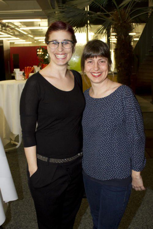 Sabine (l.) und Bettina Künz (Installationen).