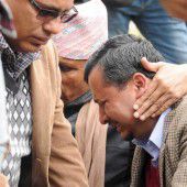 Flugzeug in Nepal gegen Berg gekracht