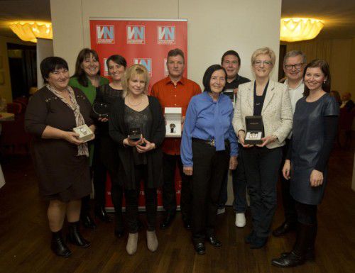 Sieben Gewinner mit Gratulantin: Andrea Hörmanseder (l.) mit Uschi Dunzinger-Praeg, Christiane Berchtold, Silvia Pfister, Josef Erne, Elisabeth Schelling sowie Christof Ilko und Gaby Amann.