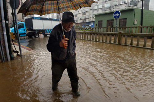 Sturm und Regen haben Teile Nordspaniens und Portugals unter Wasser gesetzt.